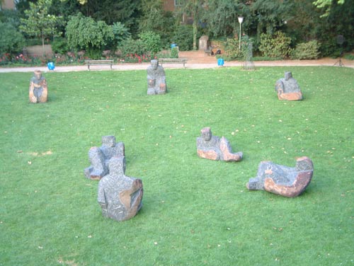 Skulpturen auf Wiese im Stadtgarten